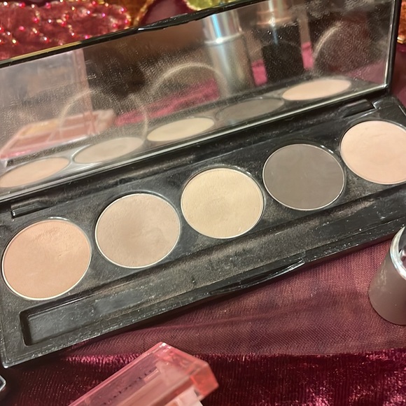 Lot of Makeup 8 - Picture 3 of 7